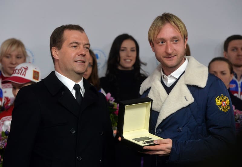 Tehdejší ruský premiér Dmitrij Medveděv předává Pljuščenkovi klíče od vozu Mercedes-Benz za úspěch na olympiádě.
