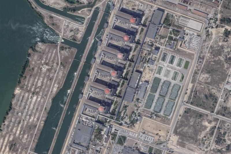 Na satelitním snímku je vidět Záporožská jaderná elektrárna, kterou ruské síly v pátek 4. března 2022 brzy ráno ostřelovaly 