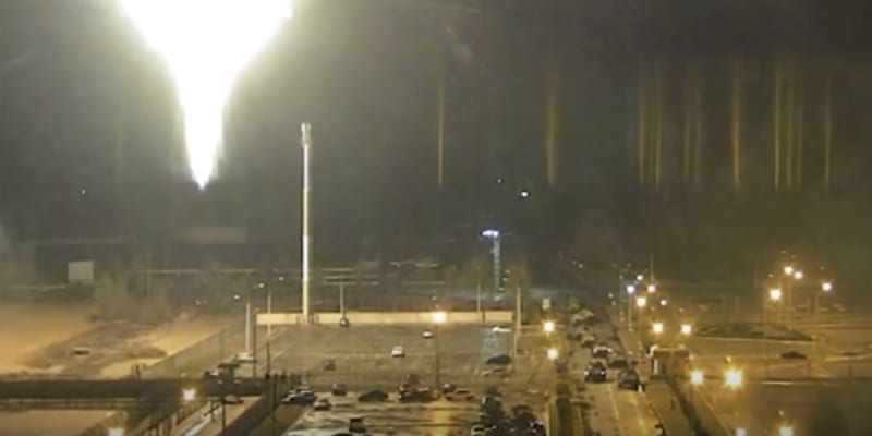 Snímek z videa zveřejněného záporožskou jadernou elektrárnou ukazuje jasný letící objekt, který přistál v areálu jaderné elektrárny v ukrajinském městě Enerhoda.