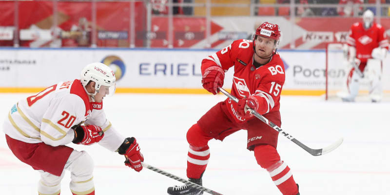 Jakub Jeřábek (vpravo) je jedním z Čechů, kteří stále musí zůstat v KHL.