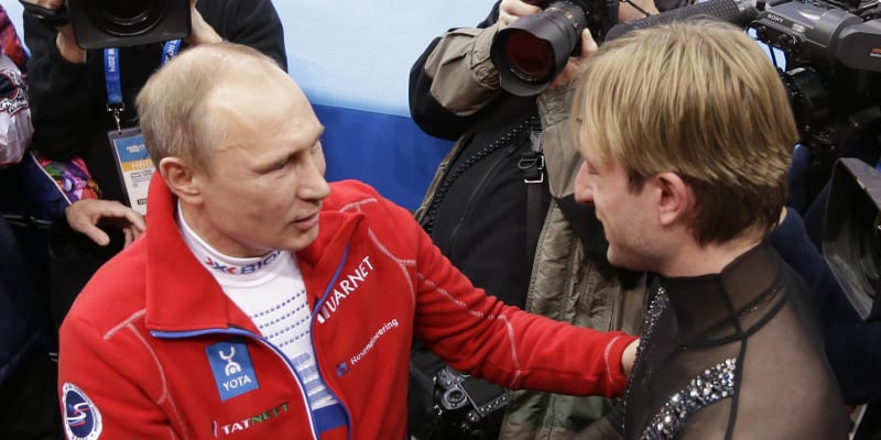 Ruský prezident Vladimir Putin gratuluje Pljuščenkovi k prvnímu místu v týmové soutěži.