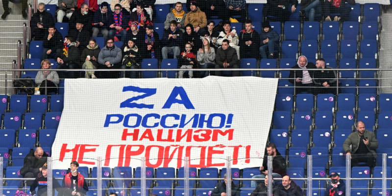„Za Rusko! Nacismus neprojde.“ Takový transparent se objevil na zápase CSKA Moskva s Jaroslavlí.