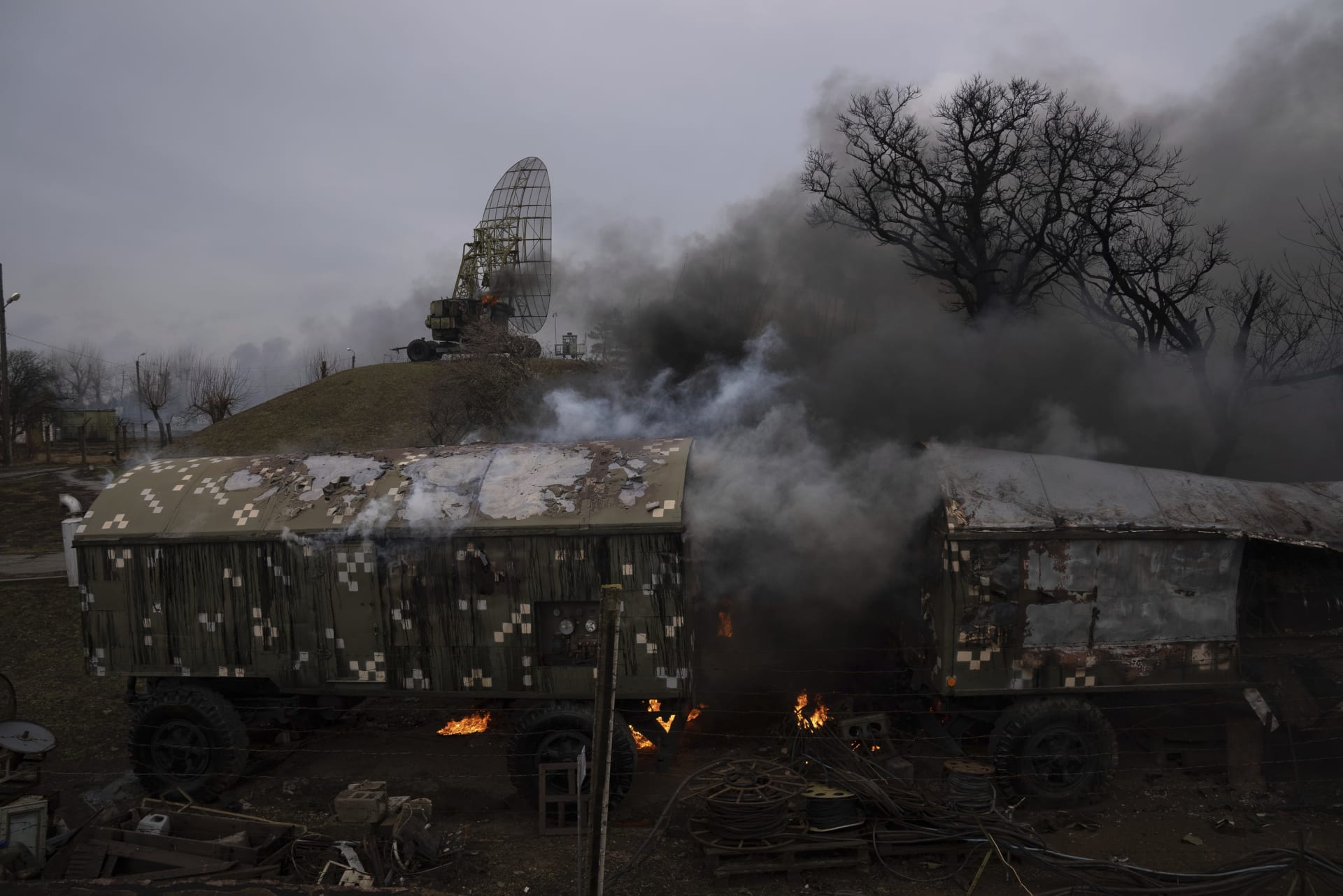 Ze základny protivzdušné obrany stoupá kouř po zjevném ruském úderu v ukrajinském Mariupolu ve čtvrtek 24. února 2022.