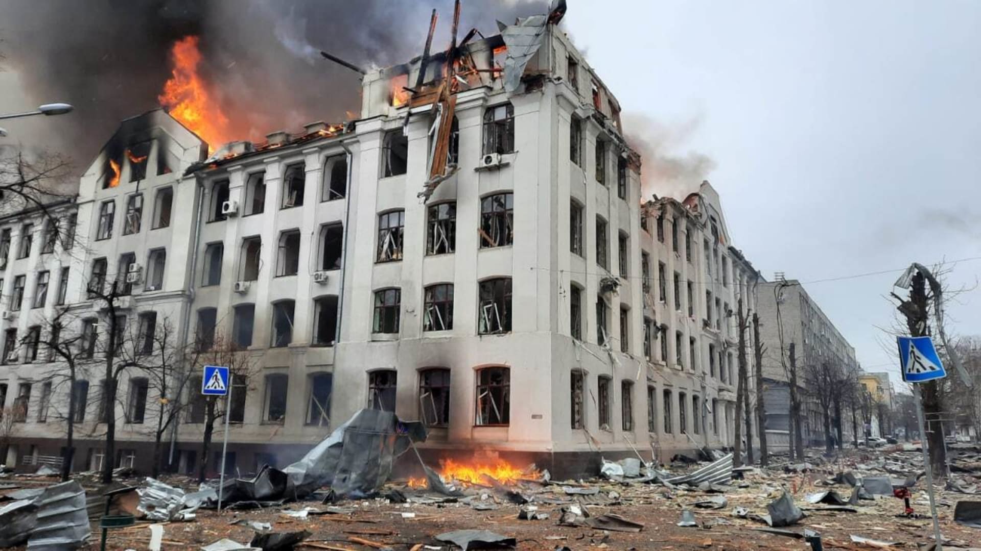 Pohled na poškozenou budovu oblastní policejní stanice po ruském raketovém útoku v Charkově 2. března 2022