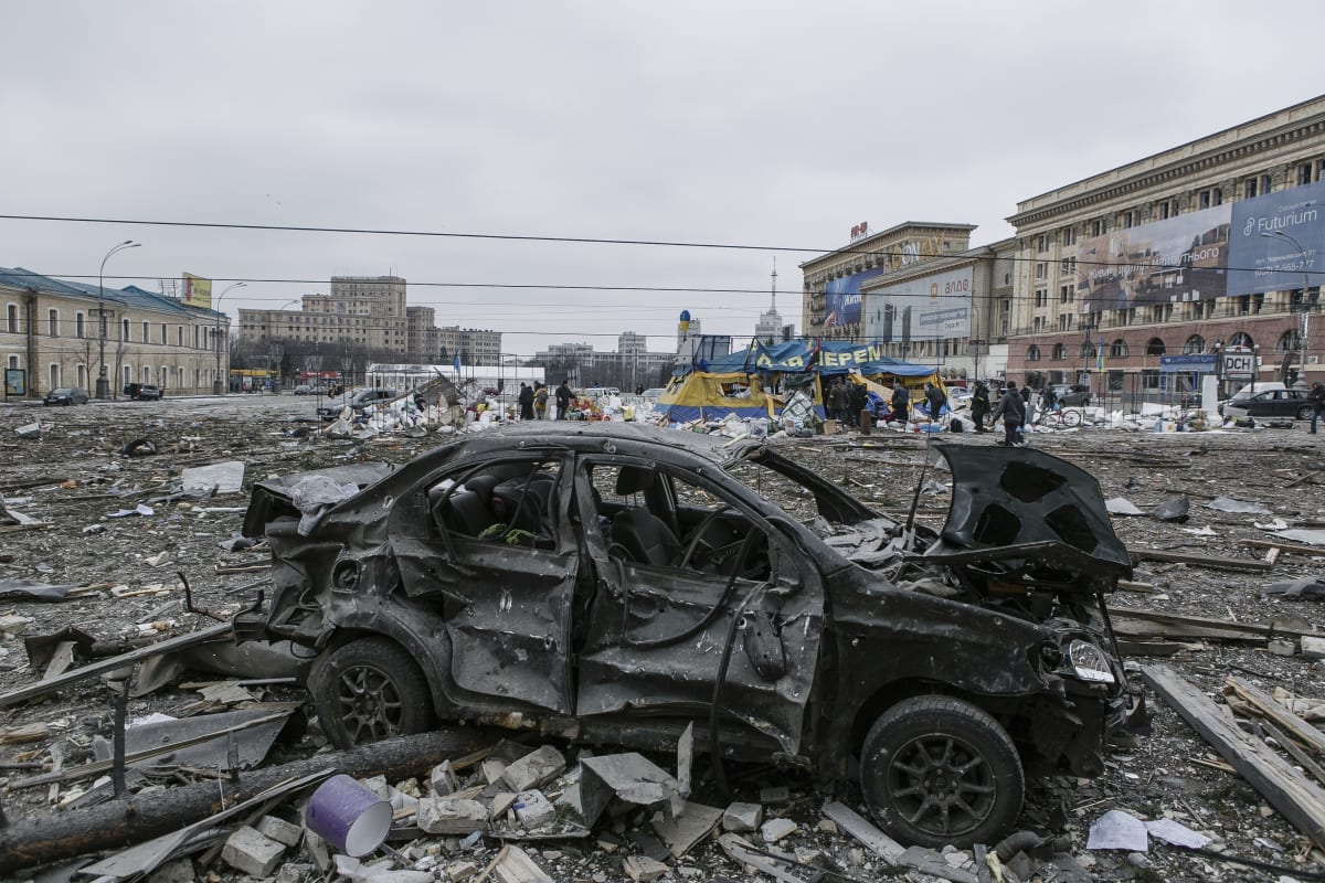 Poškozený automobil na centrálním náměstí po ostřelování budovy radnice v ukrajinském Charkově v úterý 1. března 2022.
