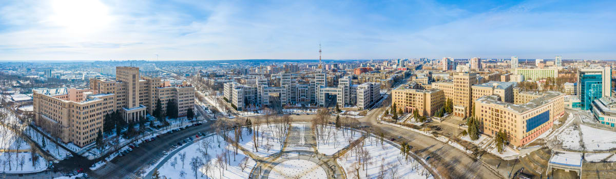 Široké letecké panorama náměstí Svobody s Karazinovou národní univerzitou a budovou Derzhpromu v Charkově