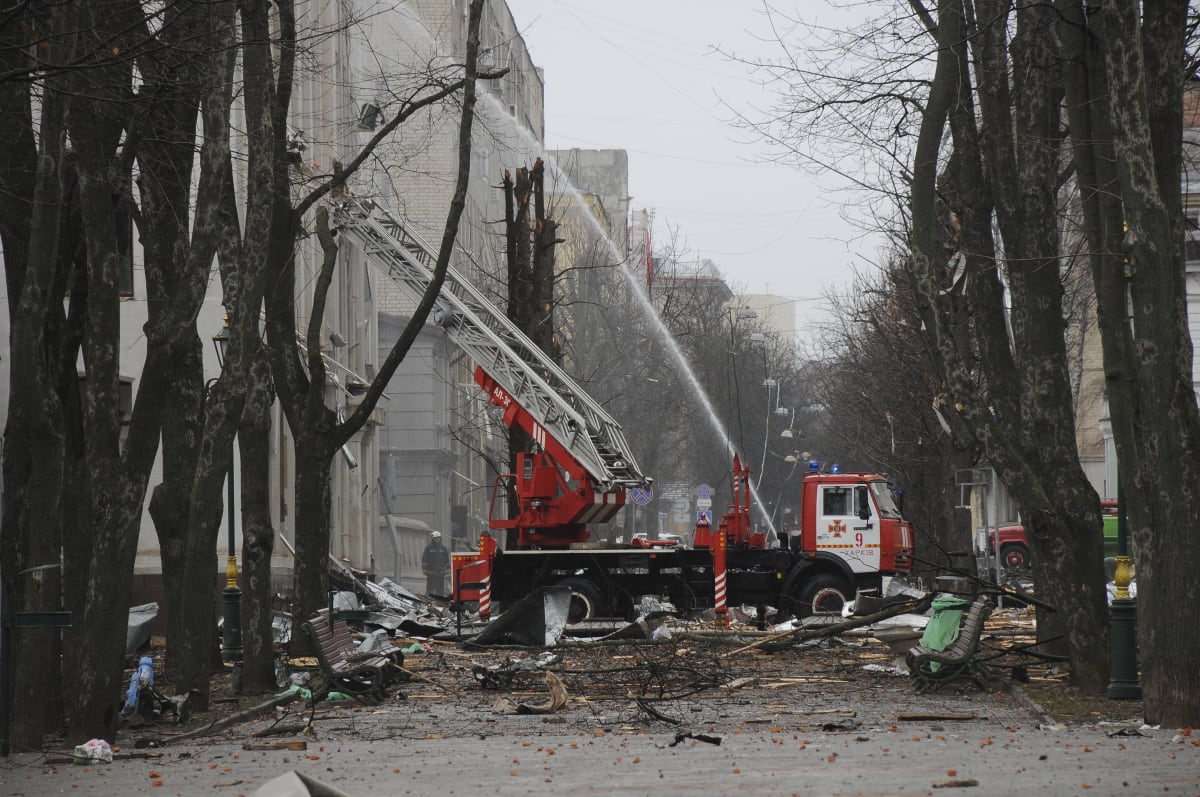Hasiči hasí budovu Ukrajinské bezpečnostní služby po raketovém útoku v Charkově, druhém největším městě Ukrajiny, ve středu 2. března 2022.
