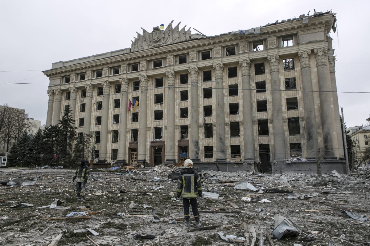 Člen ukrajinské záchranné služby si prohlíží budovu radnice na centrálním náměstí po ostřelování v ukrajinském Charkově v úterý 1. března 2022. 
