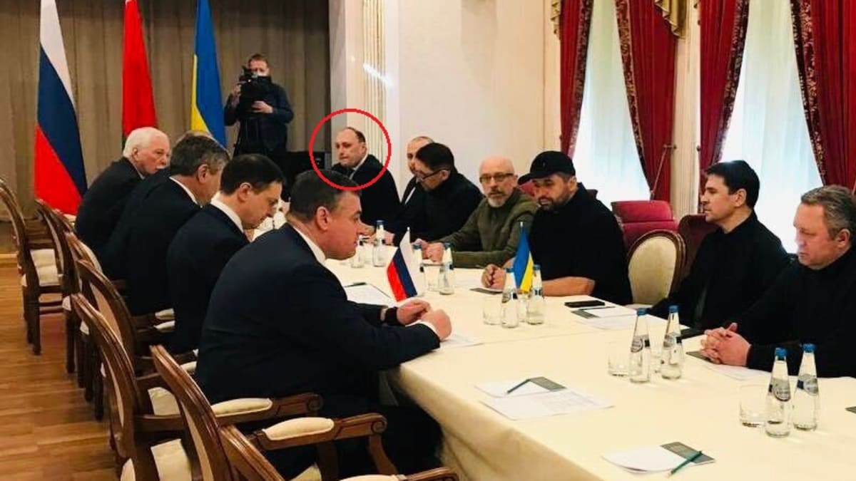 Denis Kirejev označený červeným kroužkem na pondělním jednání ukrajinské a ruské delegace, které se uskutečnilo v Bělorusku.