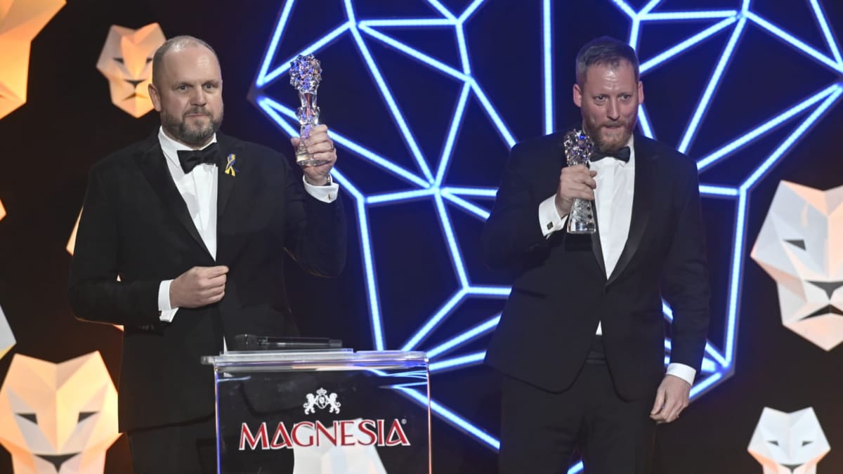 Režisér David Ondříček (vlevo) a producent Kryštof Mucha převzali Českého lva za nejlepší celovečerní hraný film Zátopek.