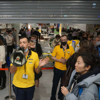 Rusové propadli panice. Kvůli stažení řetězce IKEA z trhu stáli nekonečné fronty u obchodů.