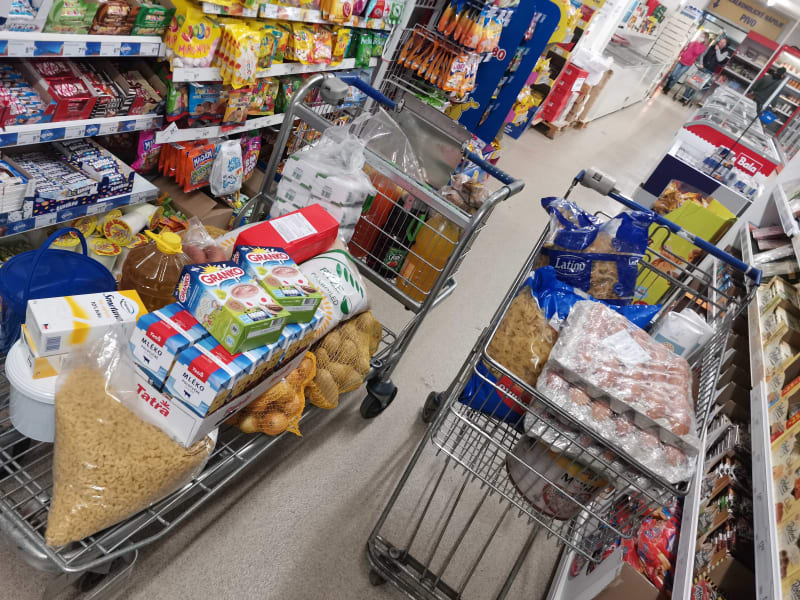 Čeští dobrovolníci pomáhají uprchlíkům z Ukrajiny. Kromě věcí pro ně nakupují také potraviny. 