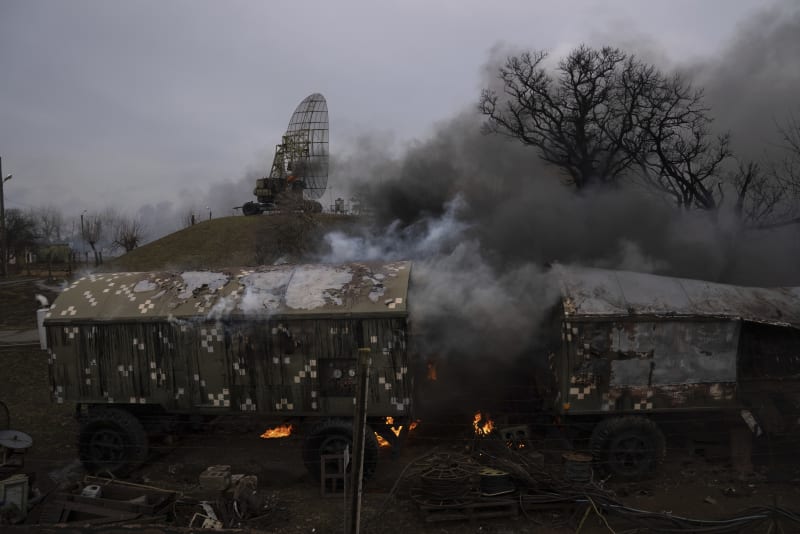 Ze základny protivzdušné obrany stoupá kouř po zjevném ruském úderu v ukrajinském Mariupolu ve čtvrtek 24. února 2022.