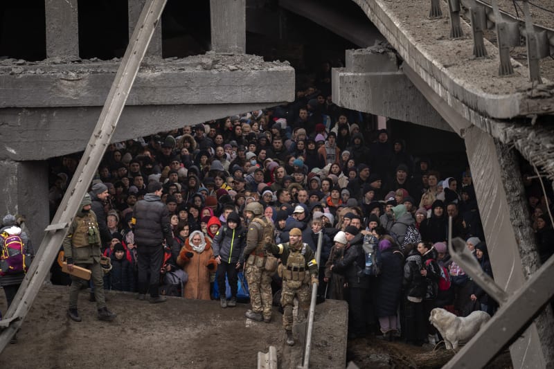Lidé utíkají z ukrajinského města Irpiň