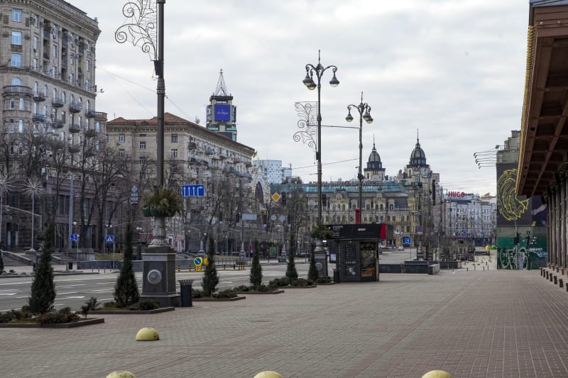 Prázdná ulice kvůli zákazu vycházení v centru ukrajinského Kyjeva v neděli 27. února 2022. 