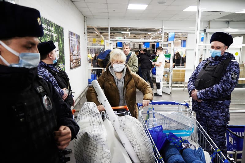 Rusové propadli panice. Kvůli stažení řetězce IKEA z trhu stáli nekonečné fronty u obchodů.