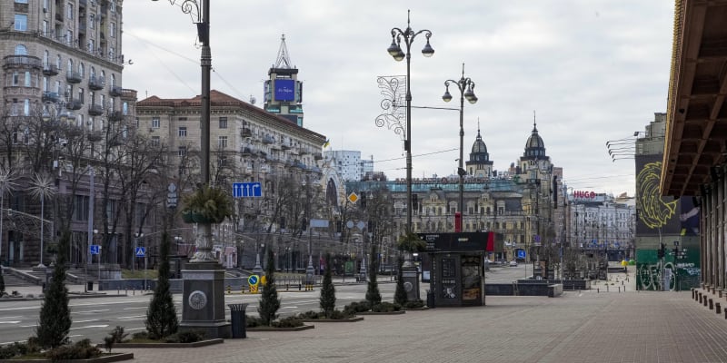 Prázdná ulice kvůli zákazu vycházení v centru ukrajinského Kyjeva v neděli 27. února 2022. 