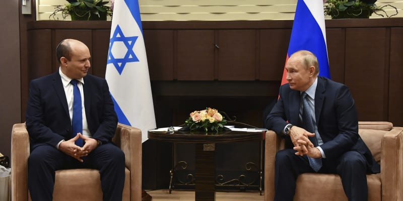 Ruský prezident Vladimir Putin a izraelský premiér Naftali Bennett hovoří během setkání v ruském Soči v pátek 22. října 2021.