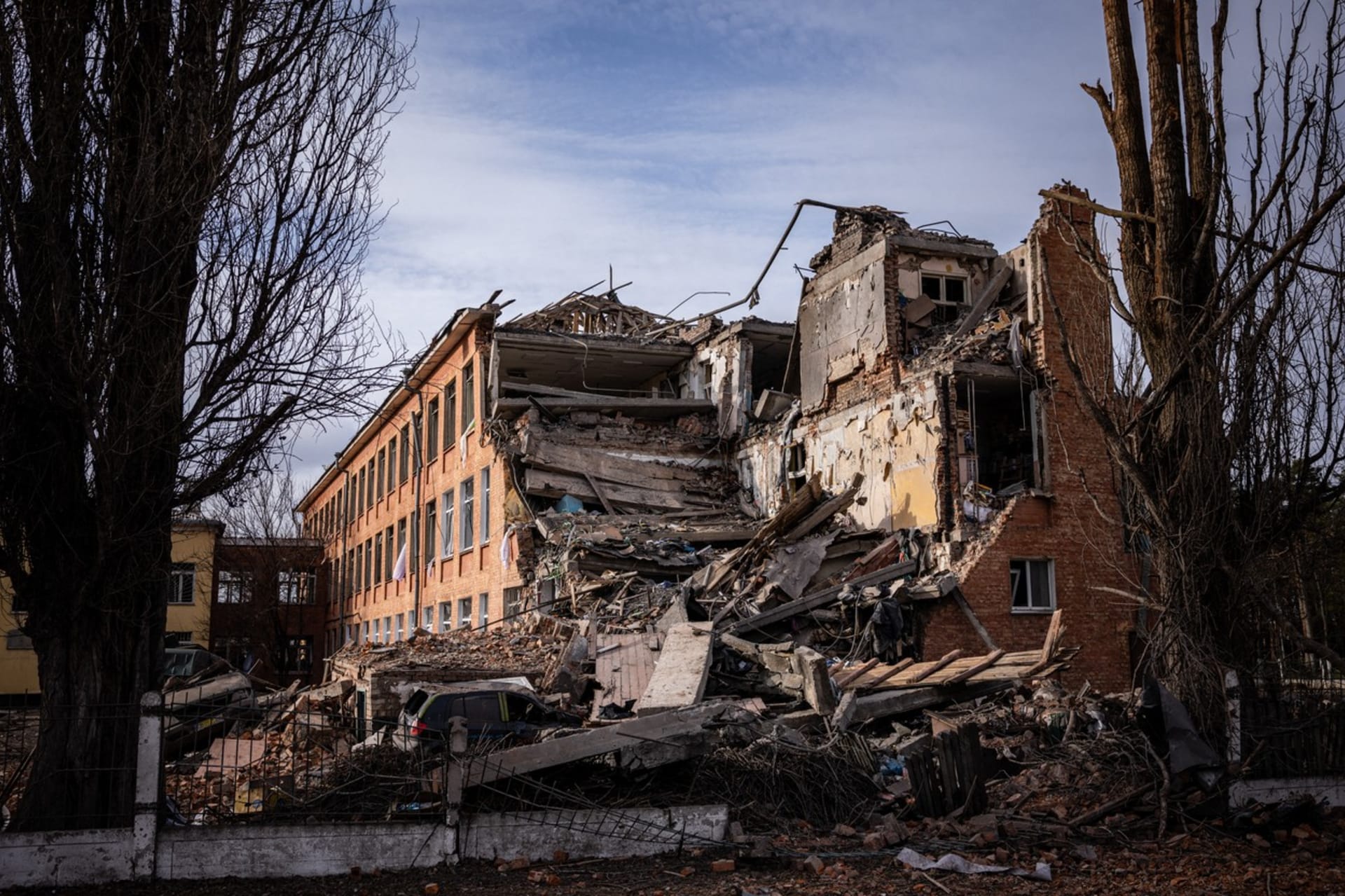 Zničená škola ve městě Černigov