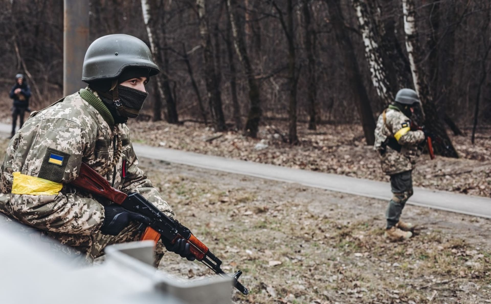 Ukrajinští vojáci s útočnými puškami.