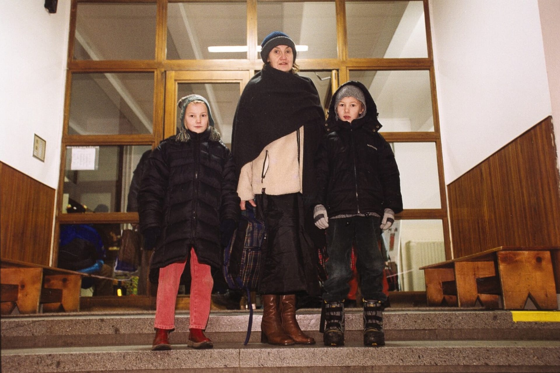Eva Holubová se svými dětmi, dvojčaty Karolínou a Adamem (2002)