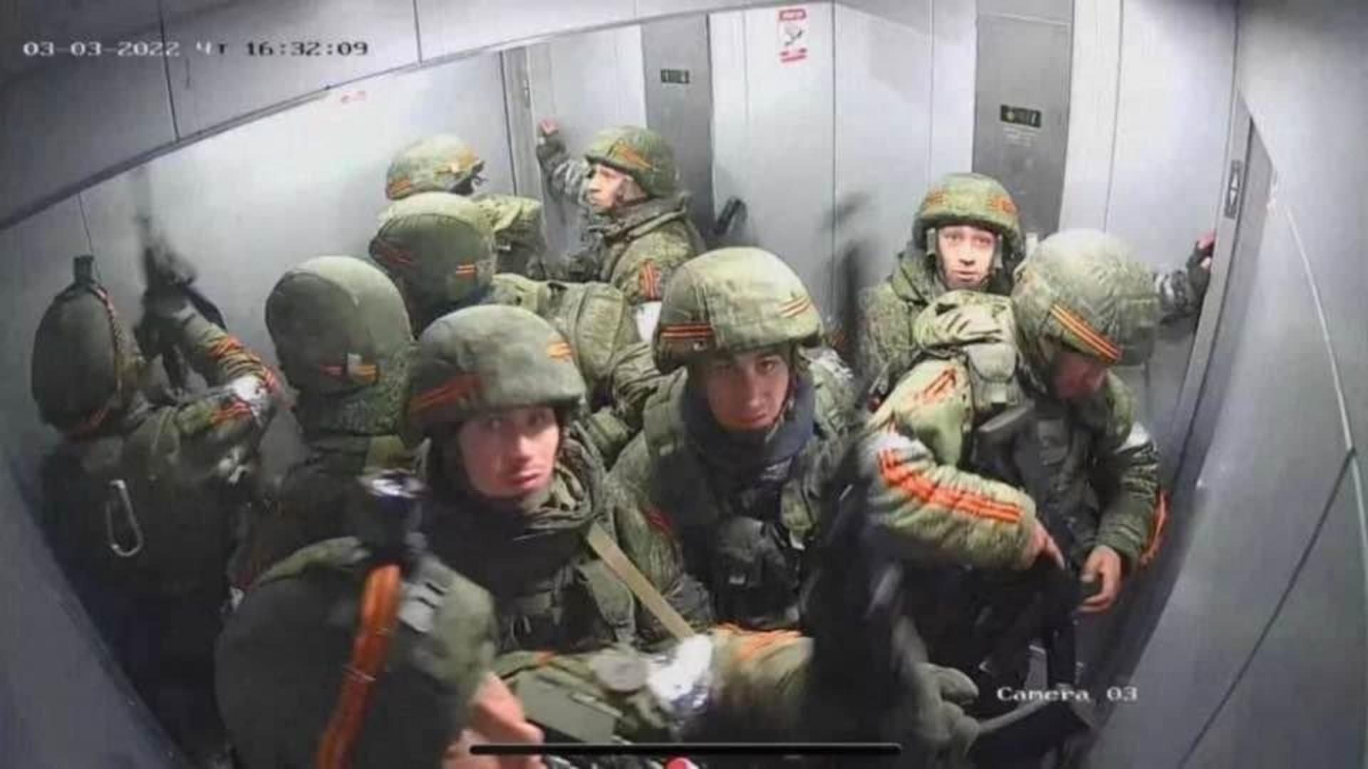 Ruští vojáci ve výtahu