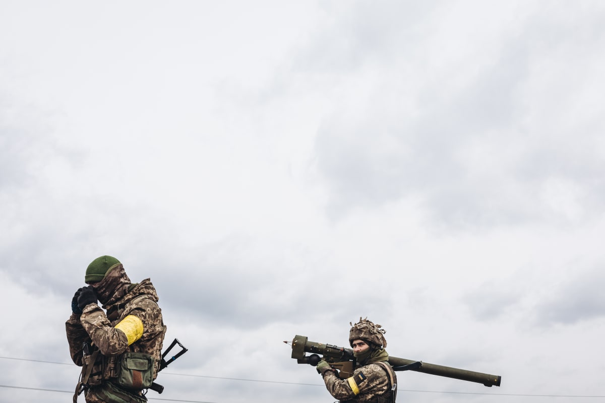Voják ukrajinské armády míří protiletadlovou střelou