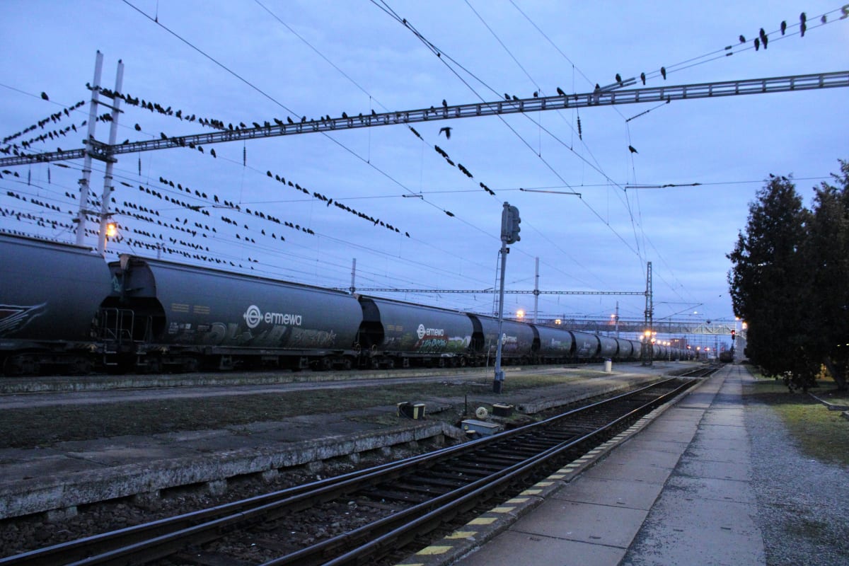 Čierna nad Tisou, nádraží, 3 kilometry od ukrajinských hranic. Tady se širokorozchodná trať, jakou používá Ukrajina i Rusko, potkává se standardním evropským rozchodem kolejnic.