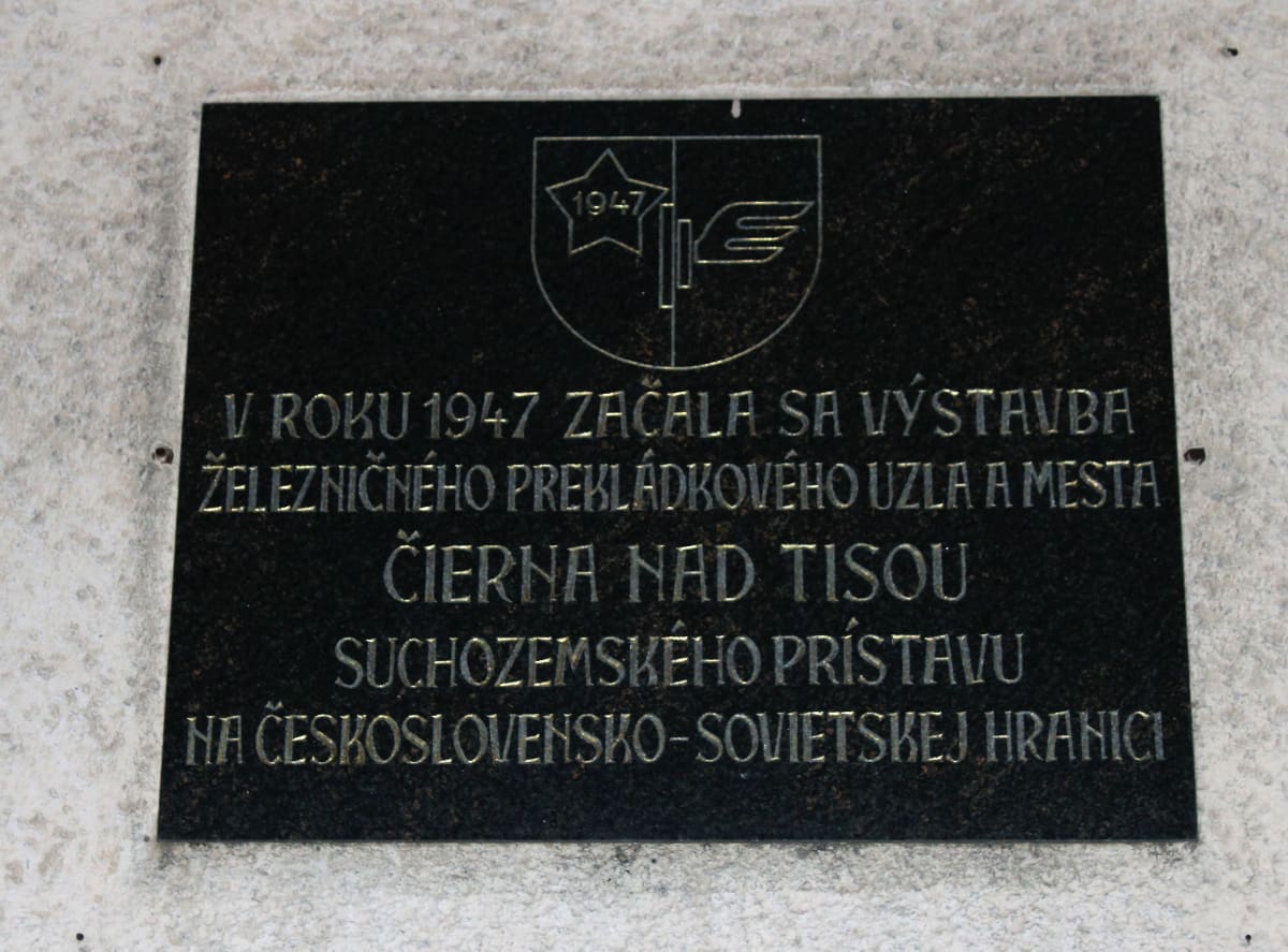 Čierna nad Tisou, Dům železničářů. Od 29. 7. do 1. 8. 1968 tu rokovali sovětský vůdce Brežněv a šéf československých komunistů Dubček. Nedopadlo to, v srpnu přijely do Prahy tanky.