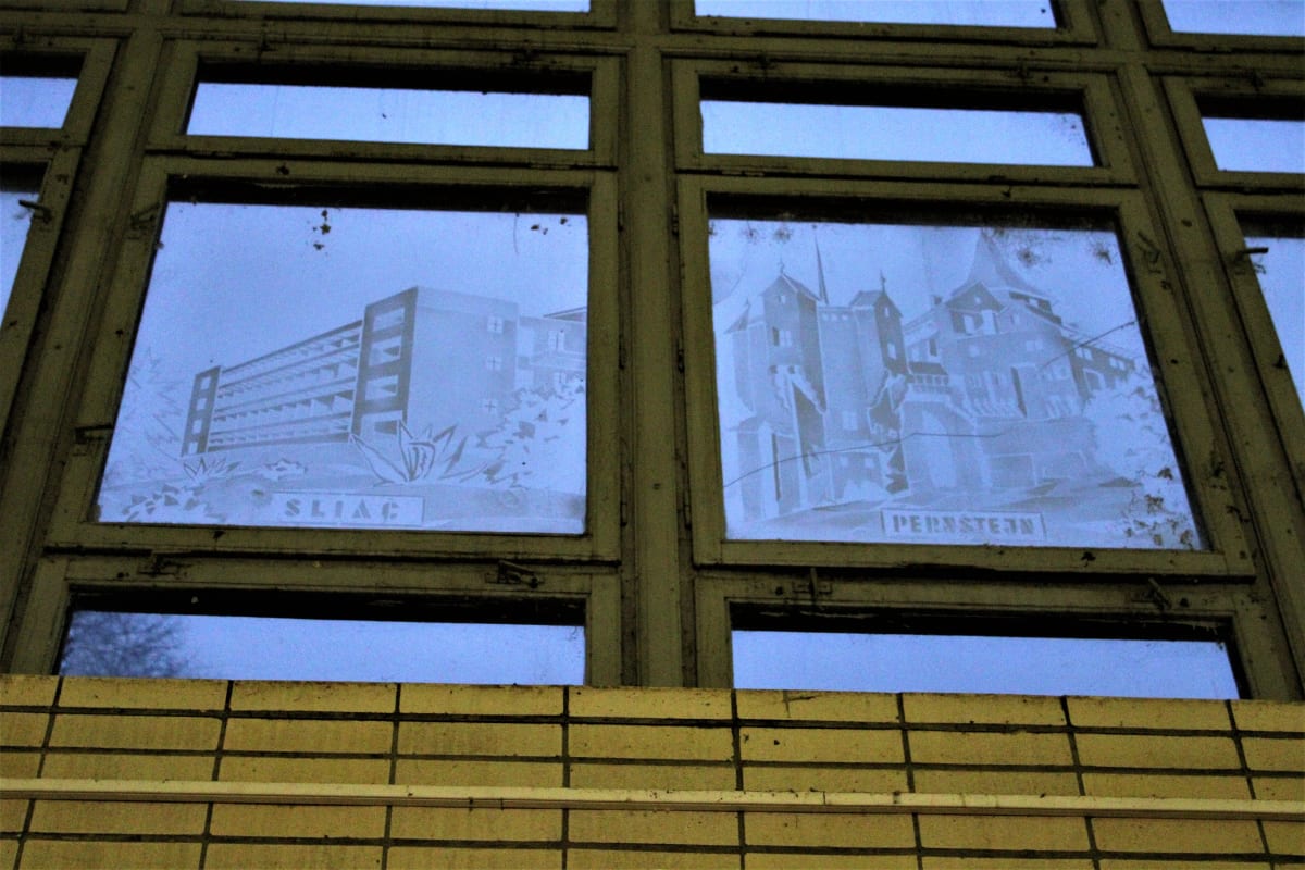 Čierna nad Tisou, nádraží, 3 kilometry od ukrajinských hranic. Okna upomínají na desítky měst v celém Českoslovesnku.