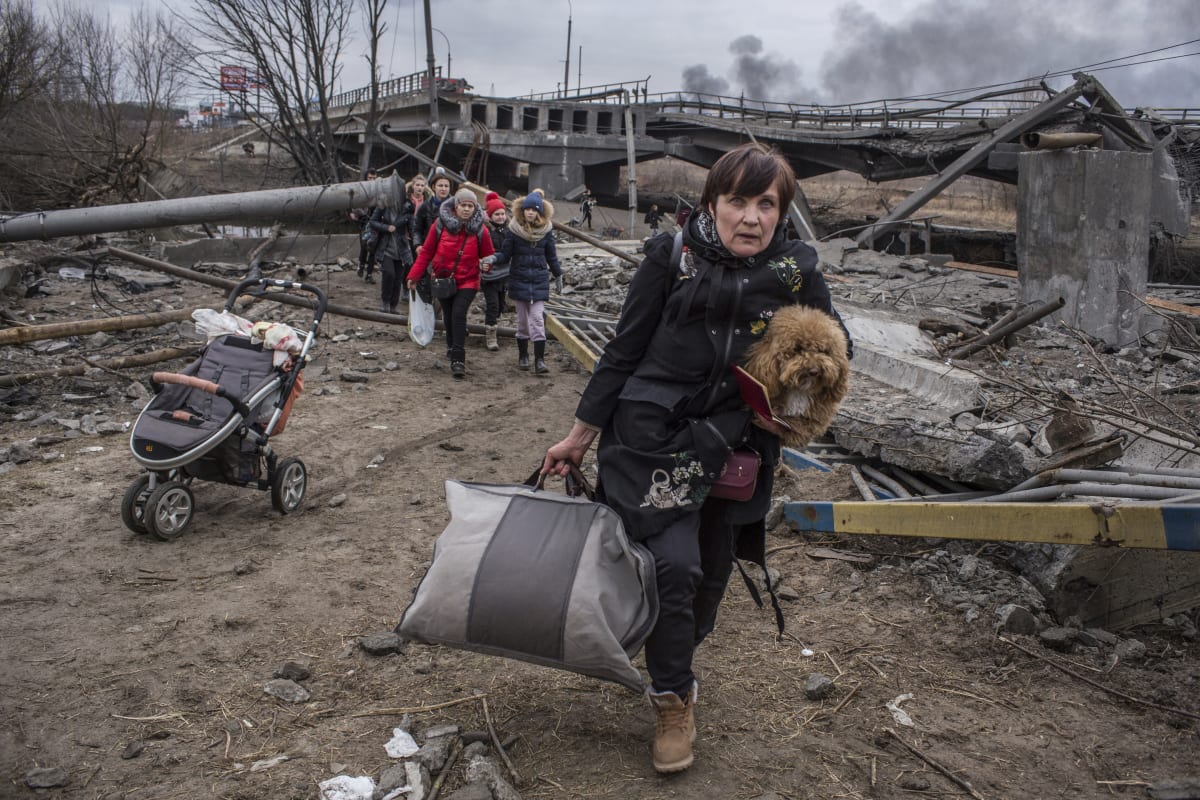 Civilisté prchají z rozbombardovaného ukrajinského města Irpin. (6. března)