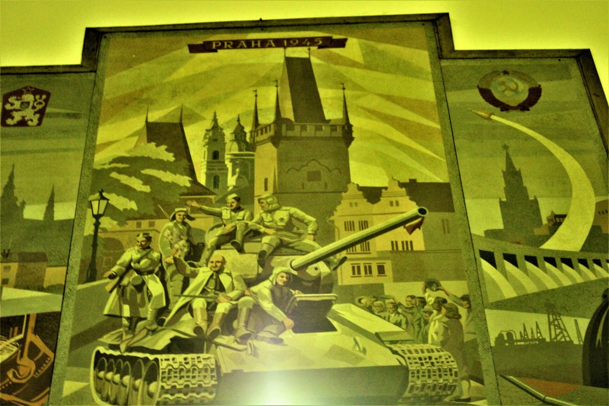 Čierna nad Tisou, nádraží, 3 kilometry od ukrajinských hranic. Výzdoba nádražní haly, monumentální triptych Osvobození Prahy v roce 1945. Vpravo Kreml, raketa a ropná pole.