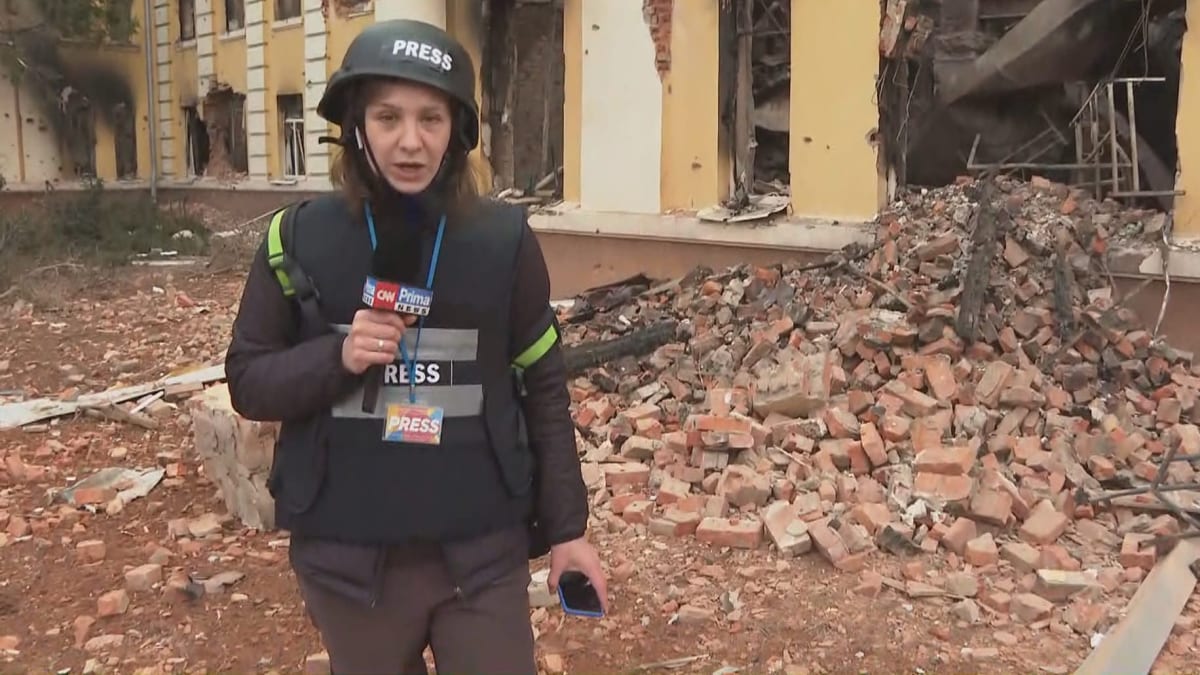 Reportérka CNN Prima NEWS Darja Stomatová stojí vedle zničené charkovské školy - 28.2.2022