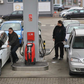 Řidiči momentálně při tankování musí vstřebávat extrémně vysoké ceny pohonných hmot.