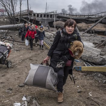 Civilisté prchají z rozbombardovaného ukrajinského města Irpin. Snímek z neděle 6. března 2022.