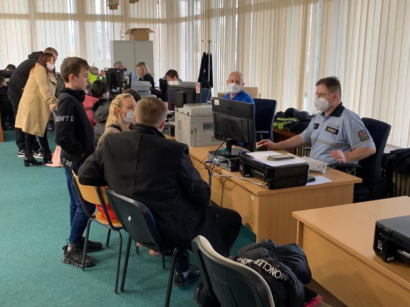 Lidé příchozí z Ukrajiny podstupují registraci v Krajském asistenčním centru pomoci Ukrajině v Ústí nad Labem