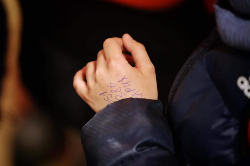 Teprve 11letý chlapec z Ukrajiny měl u sebe igelitku, pak a telefonní číslo napsané na ruce.