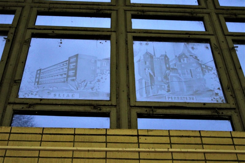 Čierna nad Tisou, nádraží, 3 kilometry od ukrajinských hranic. Okna upomínají na desítky měst v celém Českoslovesnku.