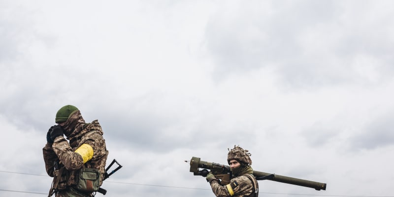 Voják ukrajinské armády míří protiletadlovou střelou