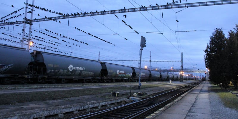 Čierna nad Tisou, nádraží, 3 kilometry od ukrajinských hranic. Tady se širokorozchodná trať, jakou používá Ukrajina i Rusko, potkává se standardním evropským rozchodem kolejnic.