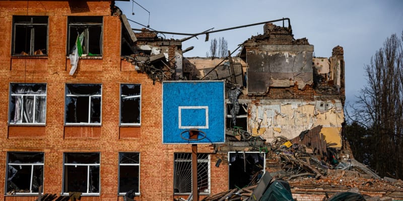 Zničená škola ve městě Černigov.