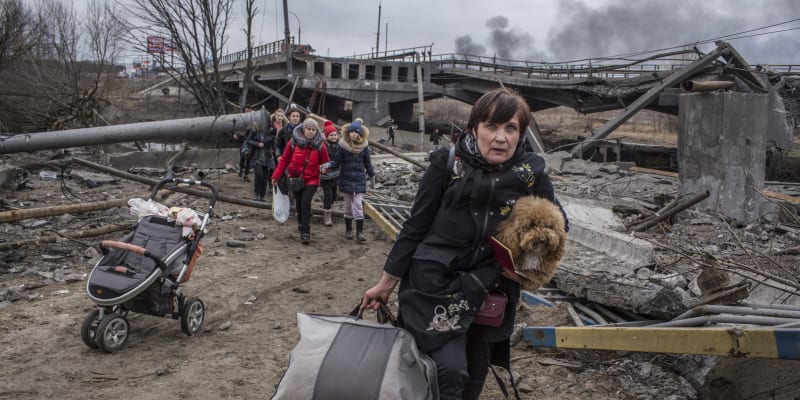 Civilisté prchají z rozbombardovaného ukrajinského města Irpin. Snímek z neděle 6. března 2022.