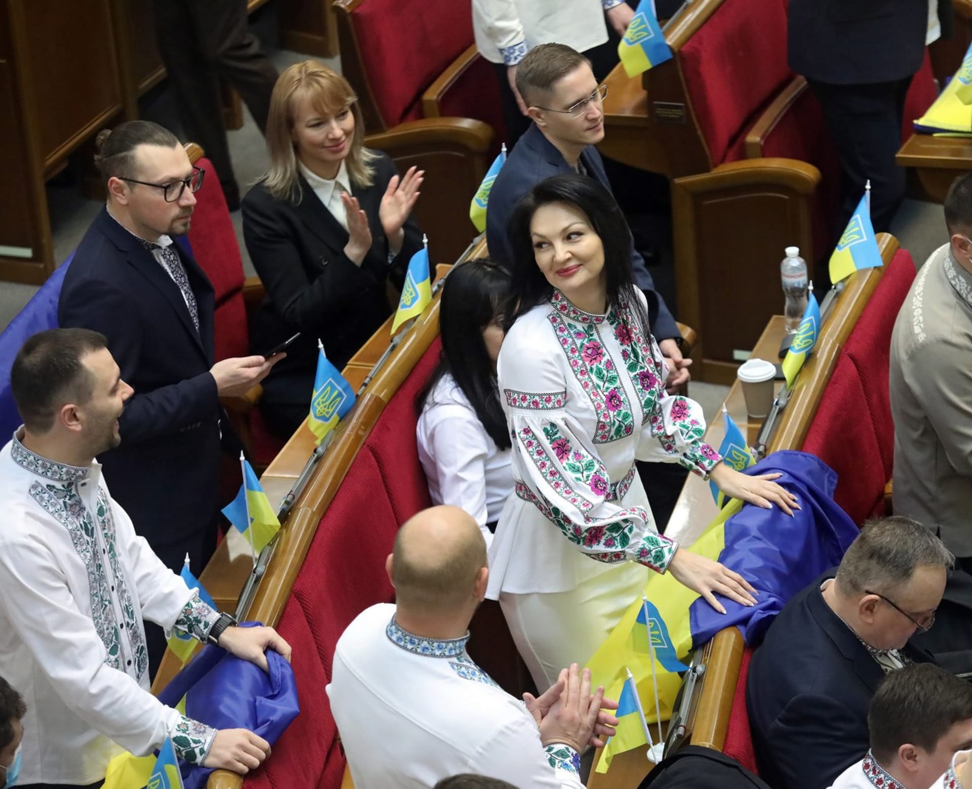 Vyšyvanku nosili například i někteří poslanci na jednání ukrajinského parlamentu