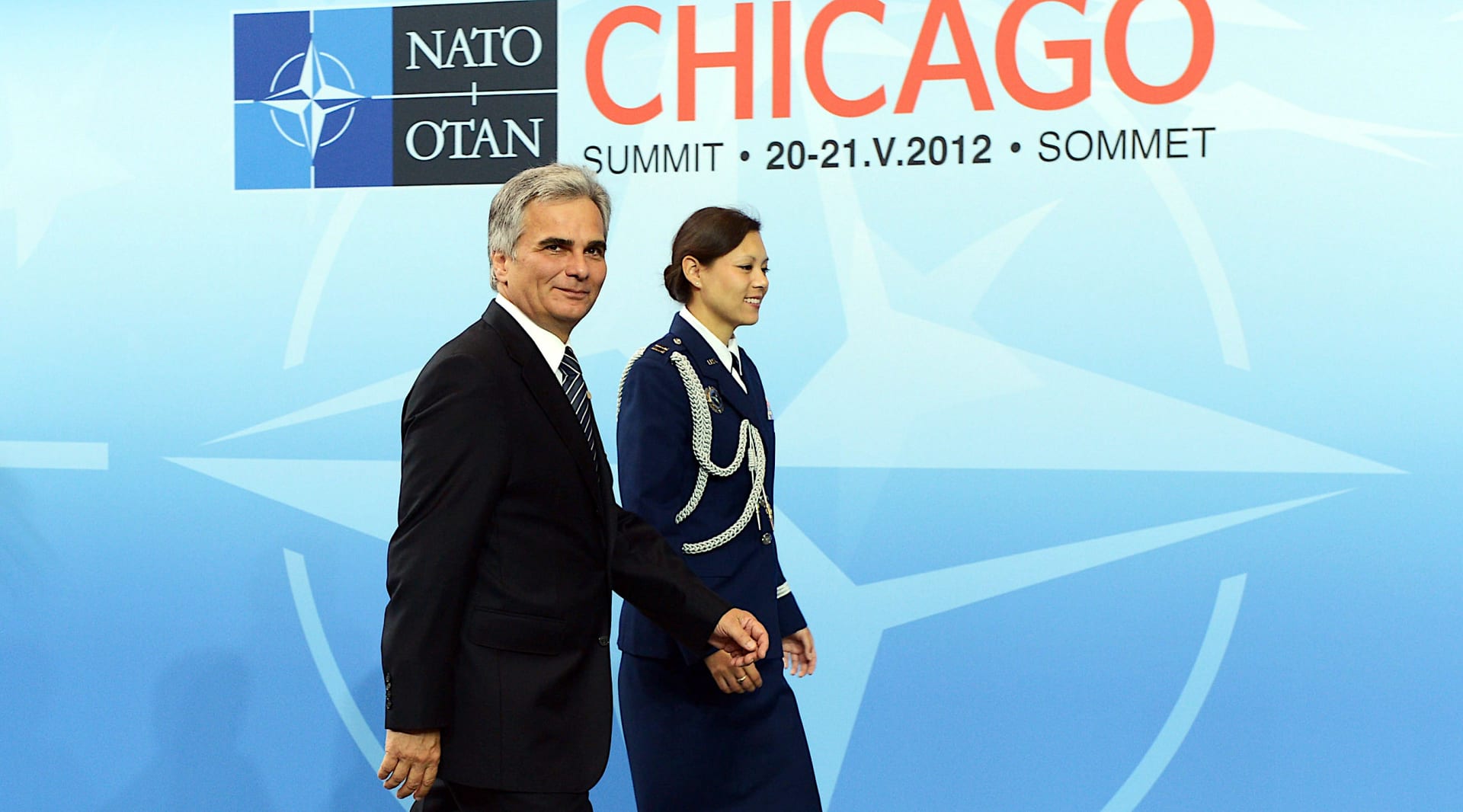 Tradičně neutrální Rakousko není členem NATO, ale jeho představitelé se některých akcí Aliance účastní jako bývalý kancléř Werner Faymann v roce 2012 v Chicagu.