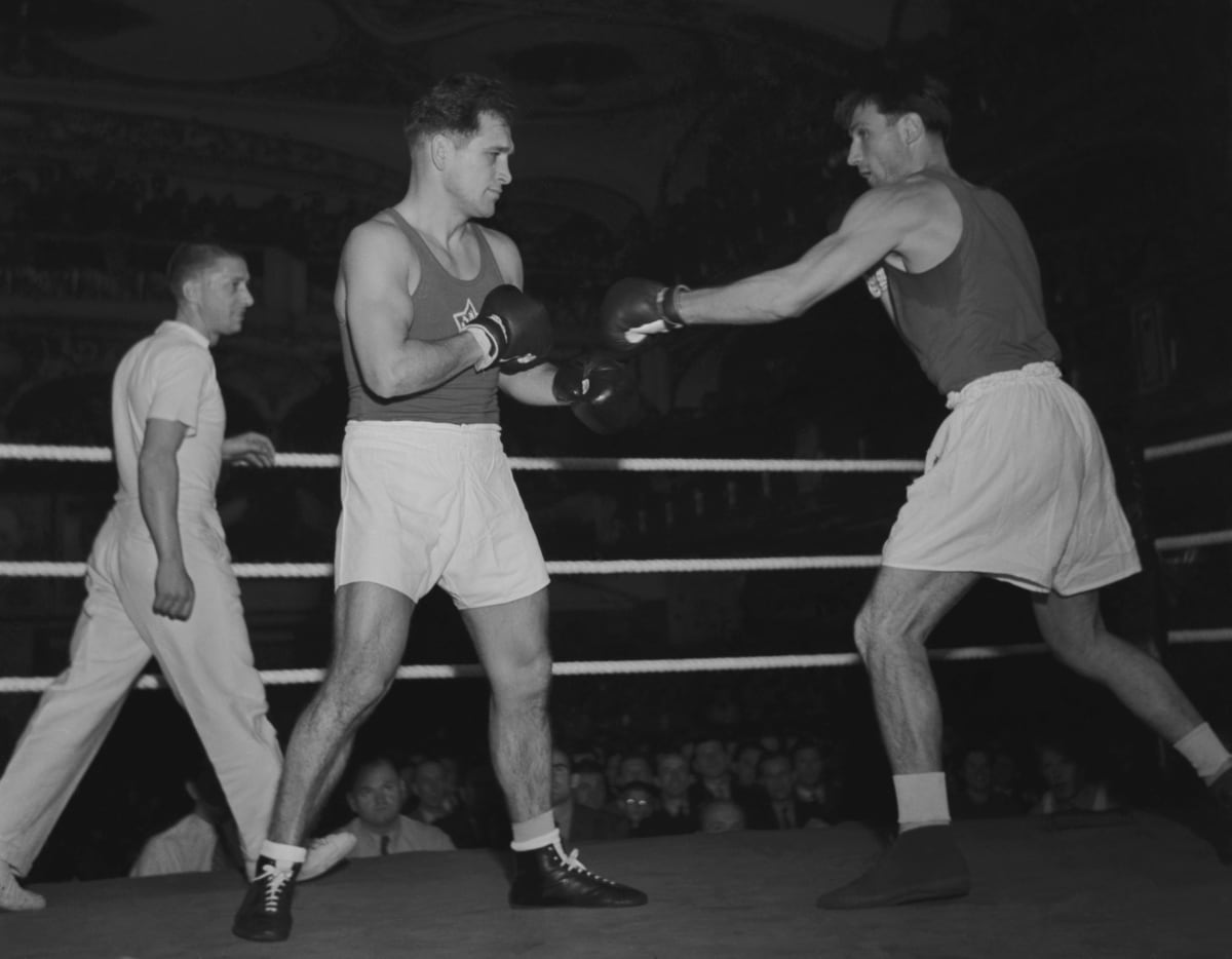 Boxer Július Torma (vlevo) v utkání s Maďarem Sipöczem.