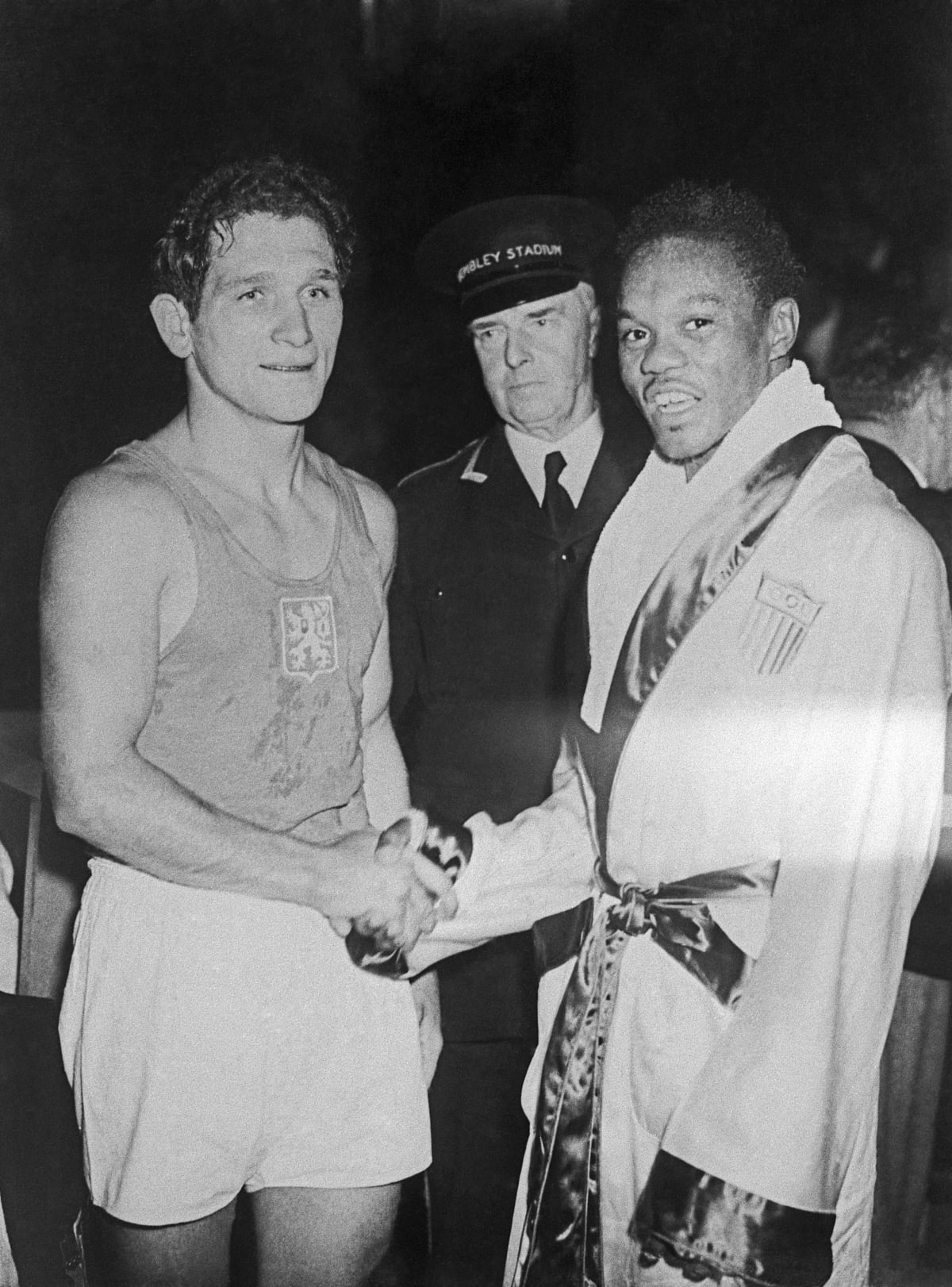 Július Torma si po slavném olympijském vítězství v roce 1948 potřásá rukou s poraženým Američanem Herringem.