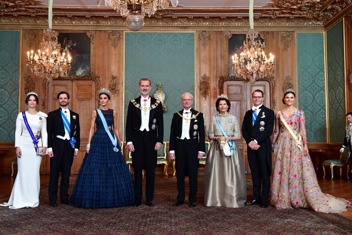 Španělská královna Letizia (třetí zleva) a její manžel, španělský král Filip VI. se švédskou královskou rodinou. 
