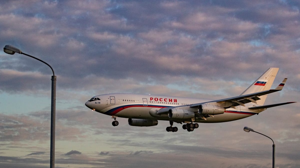 Letoun Iljušin Il-96 transportoval i ruské diplomaty vyhoštěné z Česka