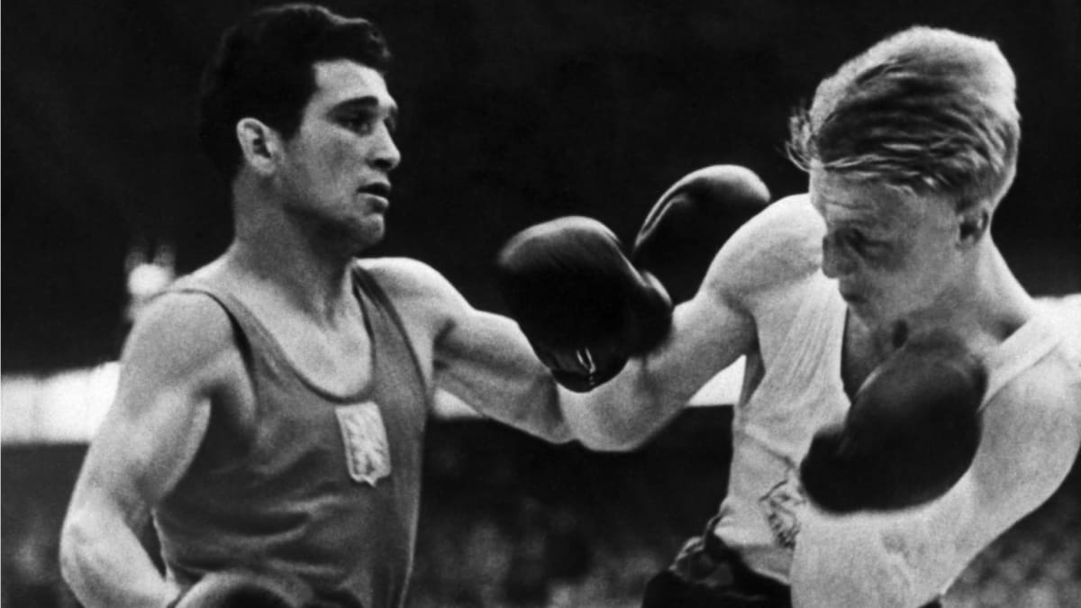 Július Torma na olympiádě 1948 získal zlato. Na snímku v zápase proti Kanaďanovi Blackburnovi.