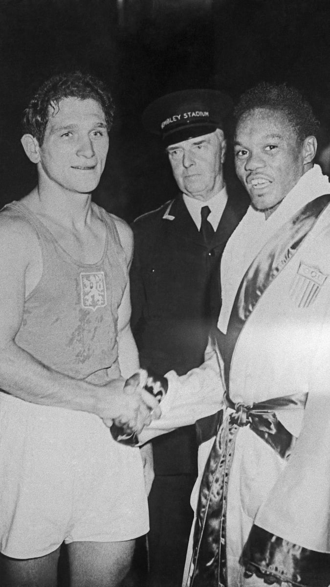 Július Torma si po slavném olympijském vítězství v roce 1948 potřásá rukou s poraženým Američanem Herringem.